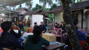 Babinsa Serka Agus Mahendra Dampingi Keluarga Duka Jelang Prosesi Pengabenan di Setra Penyaringan