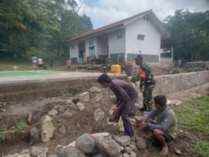 Gotong Royong Babinsa koramil 1603-02/Talibura Bersama Warga Werang Perkuat Kebersamaan