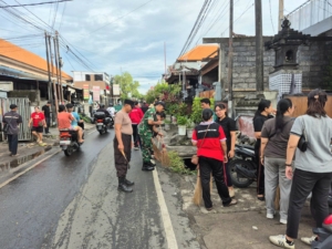 Babinsa Sesetan Aktif Dampingi Warga dalam Kerja Bakti Kebersihan Lingkungan