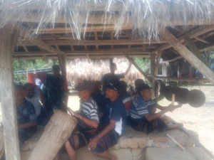 Babinsa Koramil 1602-04/Maurole Gelar Komsos dan Pamwil di Desa Maurole Selatan