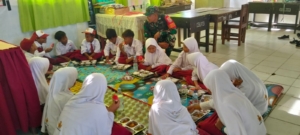 Babinsa Desa Sermong Dampingi Kegiatan Makan Sehat Bergizi di SDN Sermong
