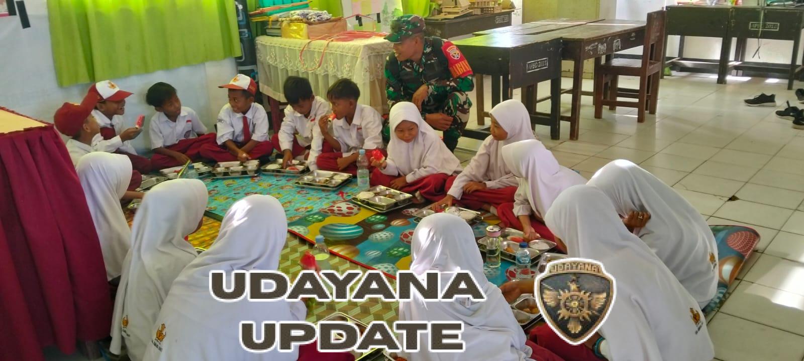 Babinsa Desa Sermong Dampingi Kegiatan Makan Sehat Bergizi di SDN Sermong