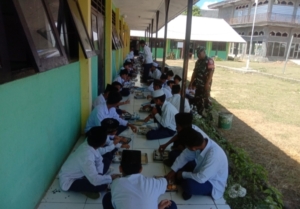 Babinsa Desa Tapir Dampingi Pelaksanaan Program Makan Sehat Bergizi di MTS ADDA’WAH