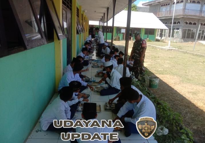 Babinsa Desa Tapir Dampingi Pelaksanaan Program Makan Sehat Bergizi di MTS ADDA’WAH