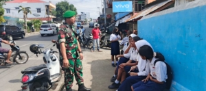 Babinsa Koramil 1602-01/Ende Komsos dengan Pelajar SMPN 1 Ende, Tanamkan Disiplin dan Nilai Kebangsaan