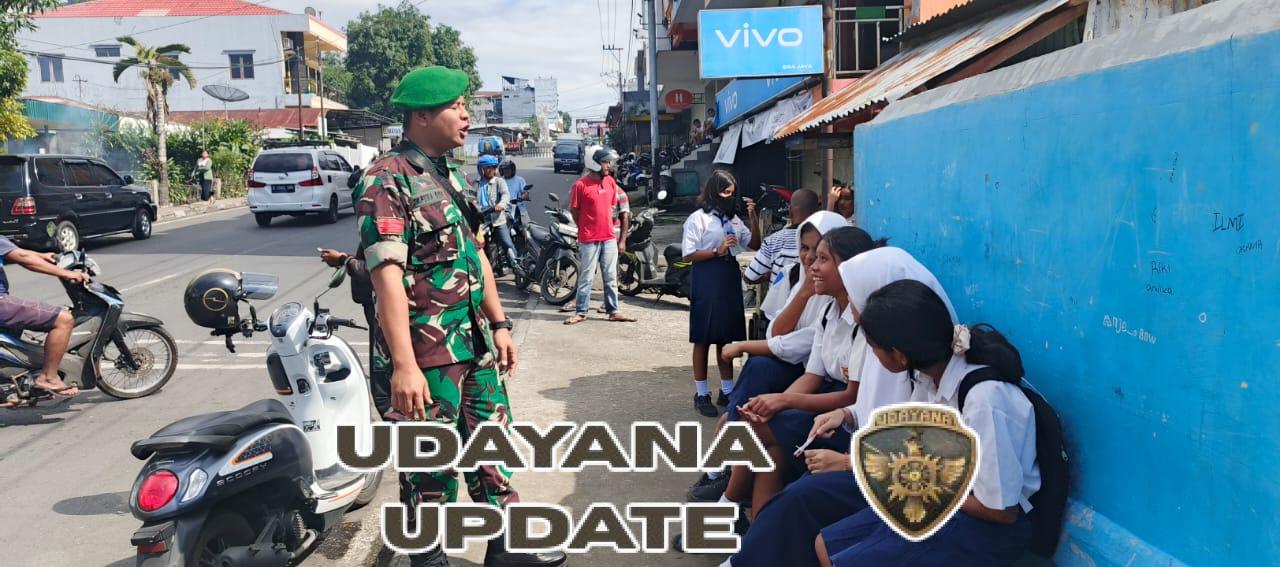 Babinsa Koramil 1602-01/Ende Komsos dengan Pelajar SMPN 1 Ende, Tanamkan Disiplin dan Nilai Kebangsaan