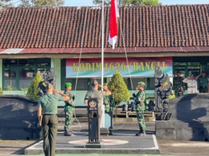 Dandim 1626/Bangli Pimpin Upacara Bendera 17-an Bulanan di Lapangan Makodim