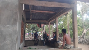 Babinsa Batutua Laksanakan Komsos dan Monitoring di Desa Oenitas
