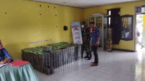 Babinsa Rote Timur Dampingi Distribusi Makanan Bergizi untuk 2.905 Siswa di Kecamatan Rote Timur