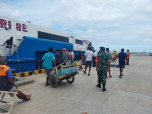 Aktivitas Pelabuhan Ba’a Berjalan Lancar, Babinsa Koramil 1627-01/Ba’a Laksanakan Pemantauan Rutin