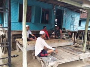 Babinsa Tebo Serda Bukhari Gelar Komsos Dan Monitoring Wilayah Untuk Jaga Kamtibmas