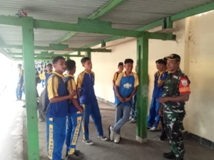 Komsos dan Pamwil, Babinsa Sertu Damianus Kerhi Hadir di Tengah Pelajar SMKN 2 Ende