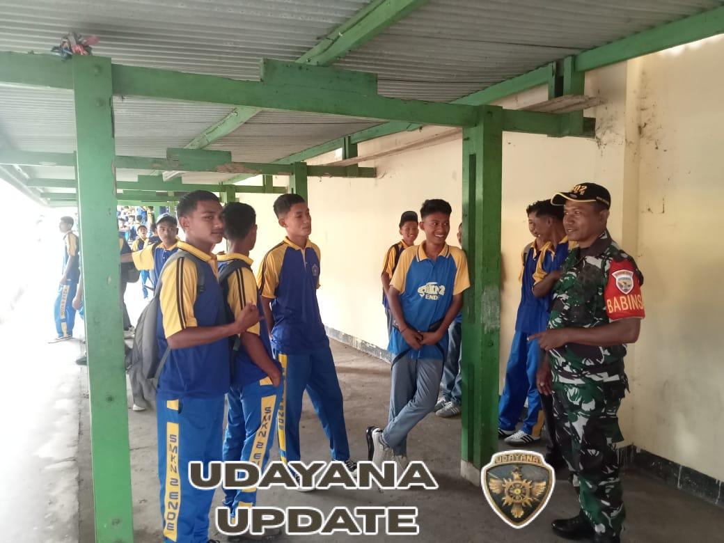 Komsos dan Pamwil, Babinsa Sertu Damianus Kerhi Hadir di Tengah Pelajar SMKN 2 Ende