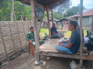 Babinsa Pratu Haris Liga Gelar Komsos dan Pamwil di Desa Detuena