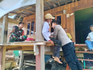 Babinsa dan Bhabinkamtibmas Desa Moteng Tingkatkan Komsos untuk Jaga Kamtibmas