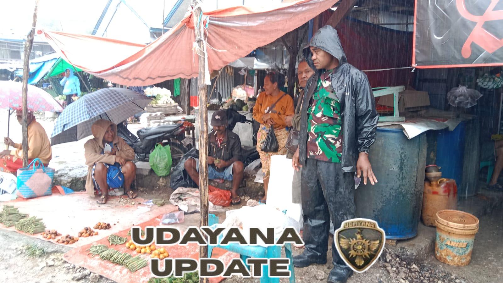 TNI Koramil Mollo Utara Tertibkan Aktivitas Pasar Kapan, Warga Diimbau Tetap Waspada