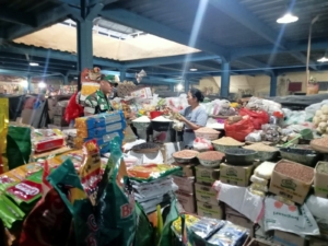 Babinsa Pantau Kesiapan Pasar Jelang Hari Raya Galungan, Pastikan Situasi Aman dan Kondusif