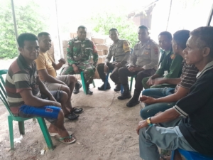 Babinsa Pantulan dan Aparat Warga Bahas Keamanan Lingkungan