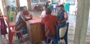 Babinsa Koramil 1618-01/Miotim Jalin Kebersamaan Lewat Komsos di Desa Naiola