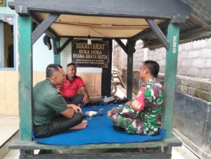 Danramil Seririt dan Babinsa Banjarasem Gelar Komsos Bahas Upacara Ngeruak Pembangunan Koperasi