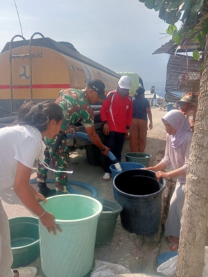 Kodim 1628/KSB Salurkan Air Bersih untuk Warga Labuhan Lalar yang Terdampak Gangguan PDAM