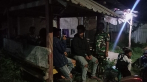 Babinsa Koramil 1628-04/Poto Tano Gelar Patroli Malam, Ajak Warga Jaga Kamtibmas