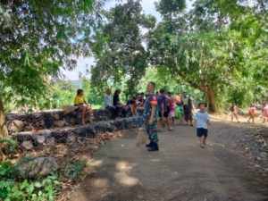 Tunjukkan Semangat gotong royong, Babinsa Dan Warga Bersihkan Sampah  Desa Antiga.