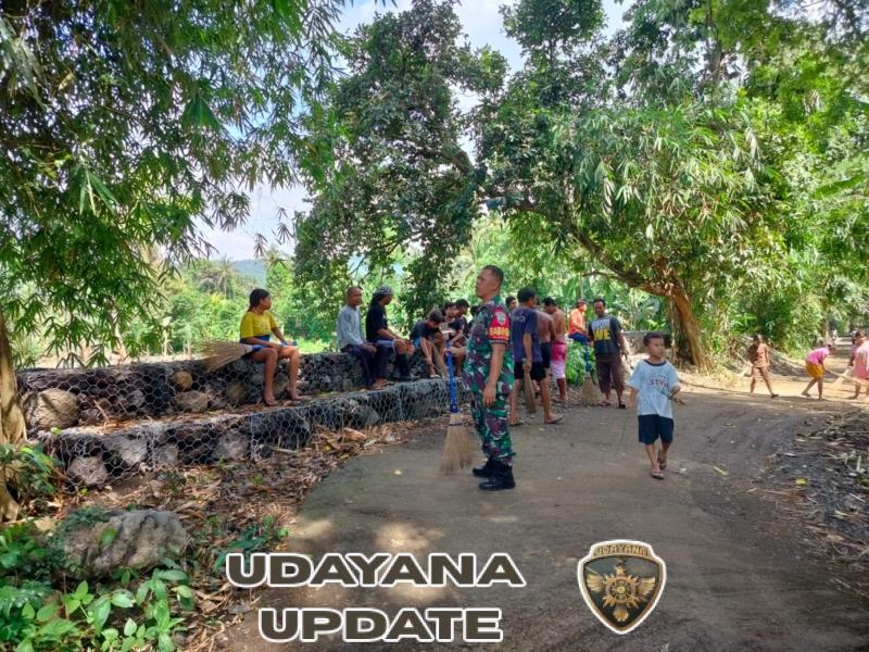 Tunjukkan Semangat gotong royong, Babinsa Dan Warga Bersihkan Sampah Desa Antiga.