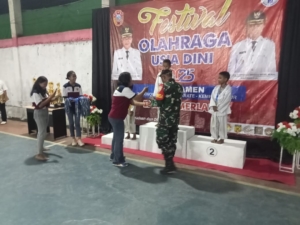 Babinsa Koramil 01/Ende Amankan Penutupan Festival Olimpiade Usia Dini 2025