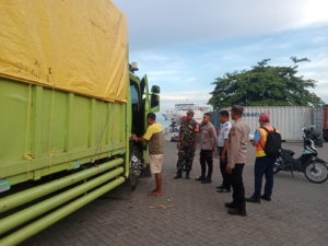 Babinsa Koramil 1602-01/Ende Amankan Kedatangan Kapal Darma Rucitra VIII di Pelabuhan IPPI