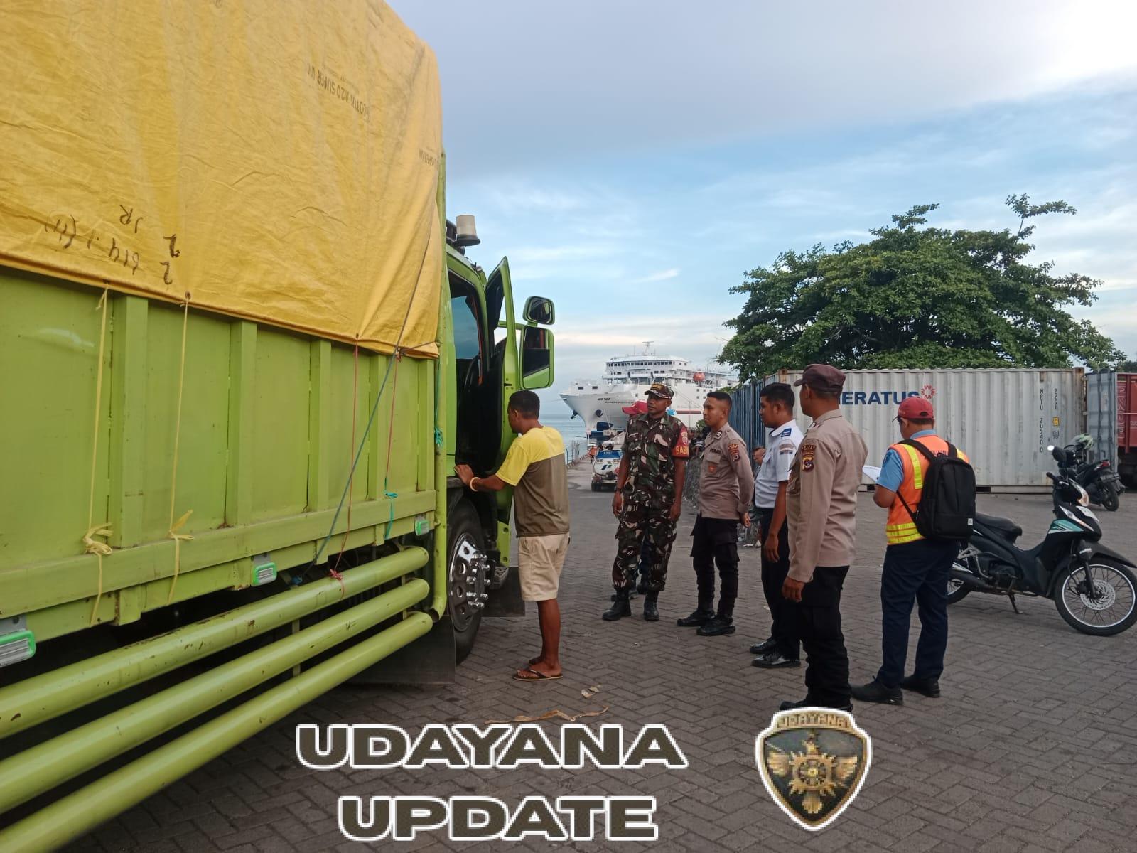 Babinsa Koramil 1602-01/Ende Amankan Kedatangan Kapal Darma Rucitra VIII di Pelabuhan IPPI