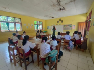 Babinsa Sertu Dedi Setiabudi Ajarkan Metode Gasing di SDK Watukobu