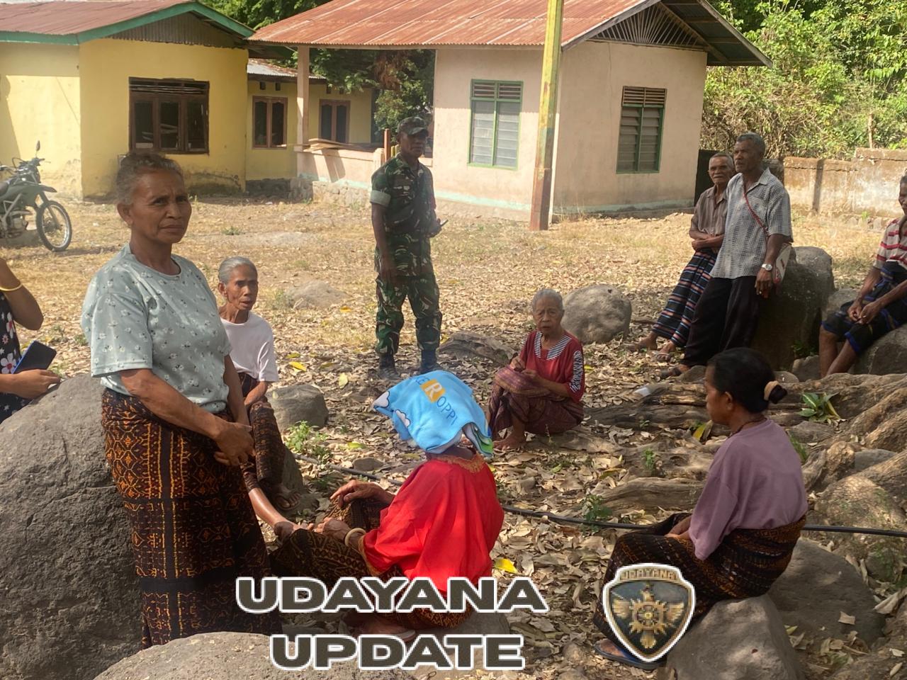 Babinsa Koramil Maurole Lakukan Pamwil dan Komsos di Desa Tou