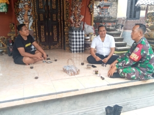 Babinsa Loloan Timur Tingkatkan Kemanunggalan TNI-Rakyat Lewat Komsos di Lingkungan Mertasari