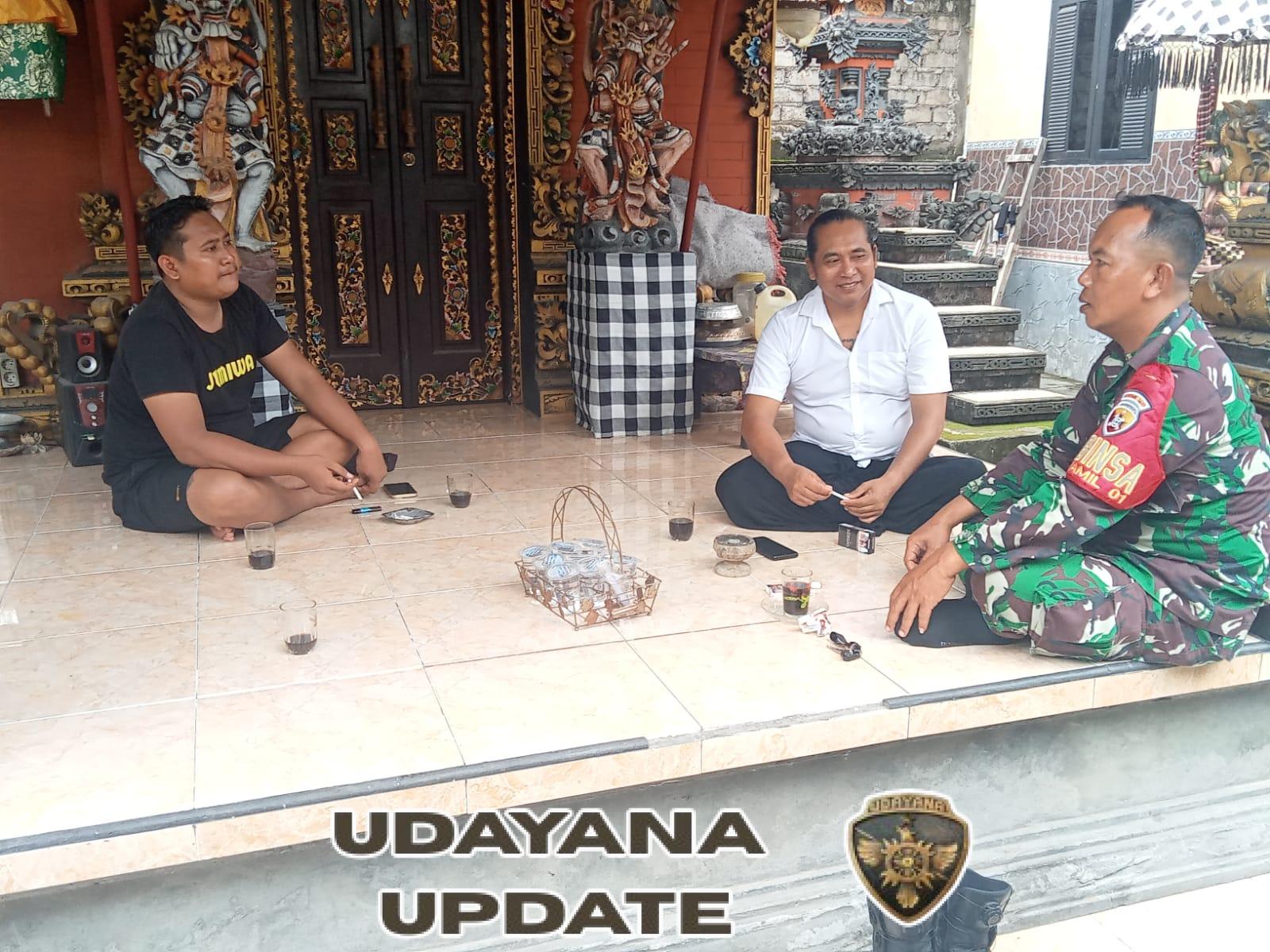 Babinsa Loloan Timur Tingkatkan Kemanunggalan TNI-Rakyat Lewat Komsos di Lingkungan Mertasari