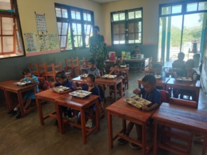 Babinsa Pantai Baru Dampingi Pemberian Makanan Sehat Bergizi kepada 3.093 Pelajar di Wilayah Koramil 1627-02/PB