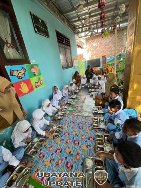 Babinsa Koramil 1628-01/Taliwang Dampingi Program Makan Bergizi Gratis di SDN Sermong