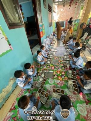 Babinsa Koramil 1628-01/Taliwang Dampingi Program Makan Bergizi Gratis di SDN Sermong