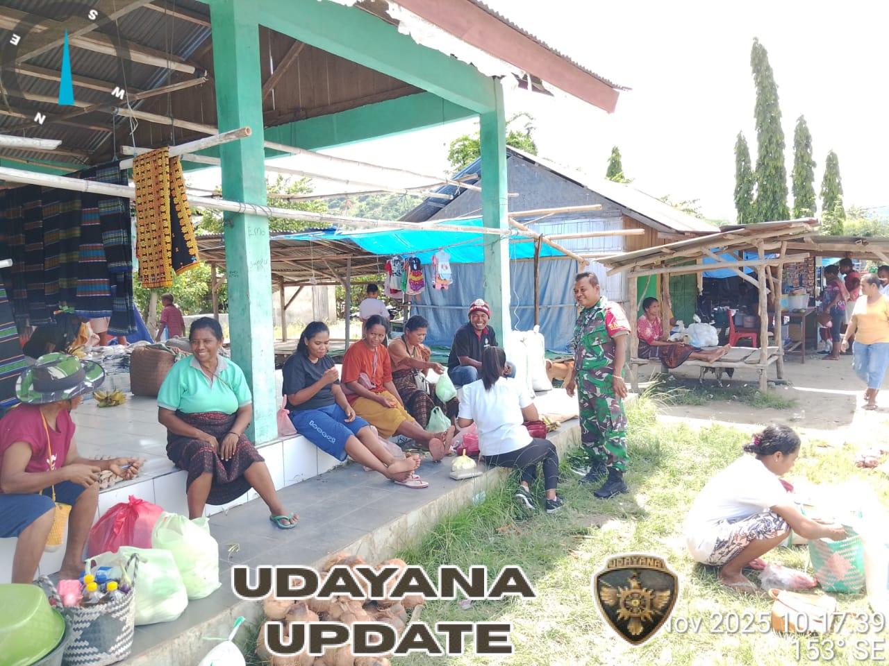 Babinsa Koramil 1602-01/Ende Tingkatkan Keamanan dan Komsos di Pasar Maukaro