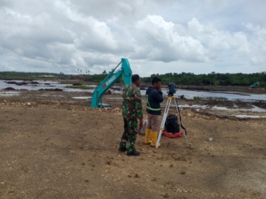 Babinsa dan Personel Kodim 1627 Rote Ndao Amankan Pekerjaan Pembangunan Kawasan K-SIGN