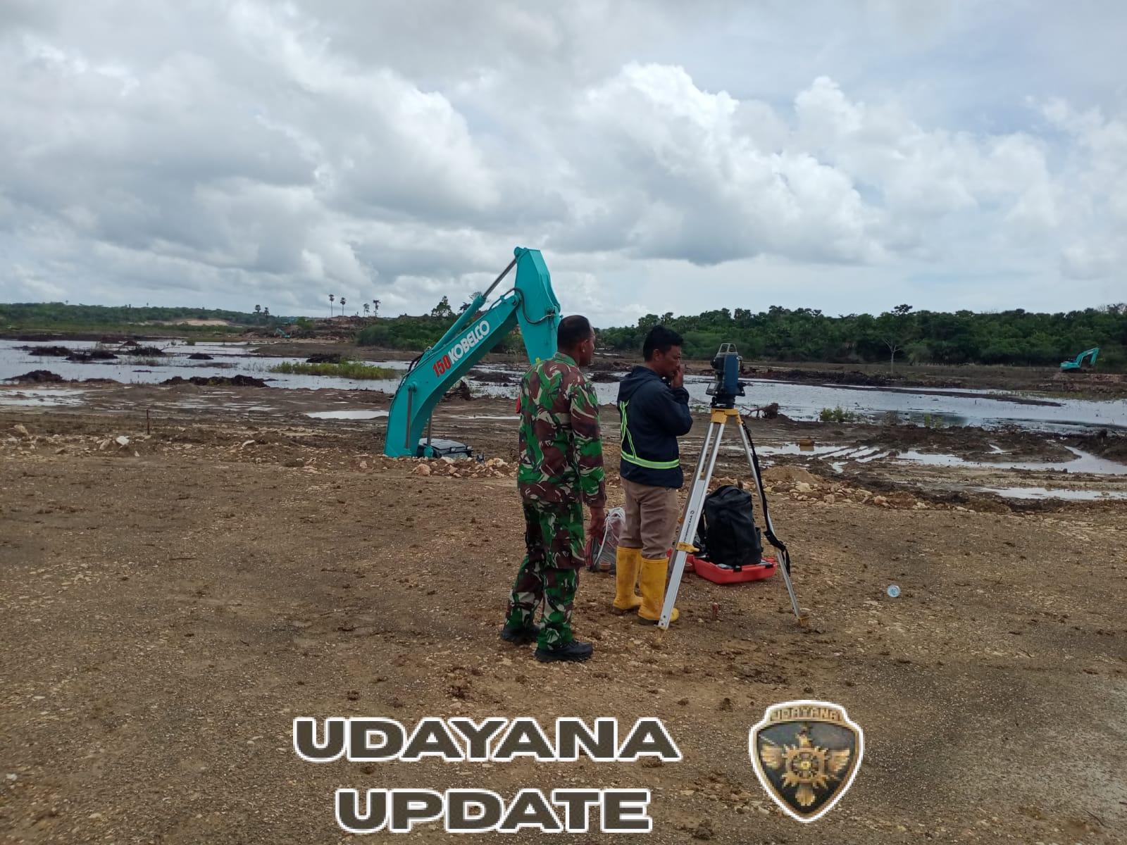 Babinsa dan Personel Kodim 1627 Rote Ndao Amankan Pekerjaan Pembangunan Kawasan K-SIGN