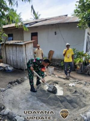 Babinsa Serda Ridwan Bantu Warga Bangun Rumah di Kelurahan Kamalaputi