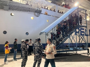 Pengamanan Babinsa Warnai Kedatangan KM SIRIMAU di Pelabuhan Lewoleba