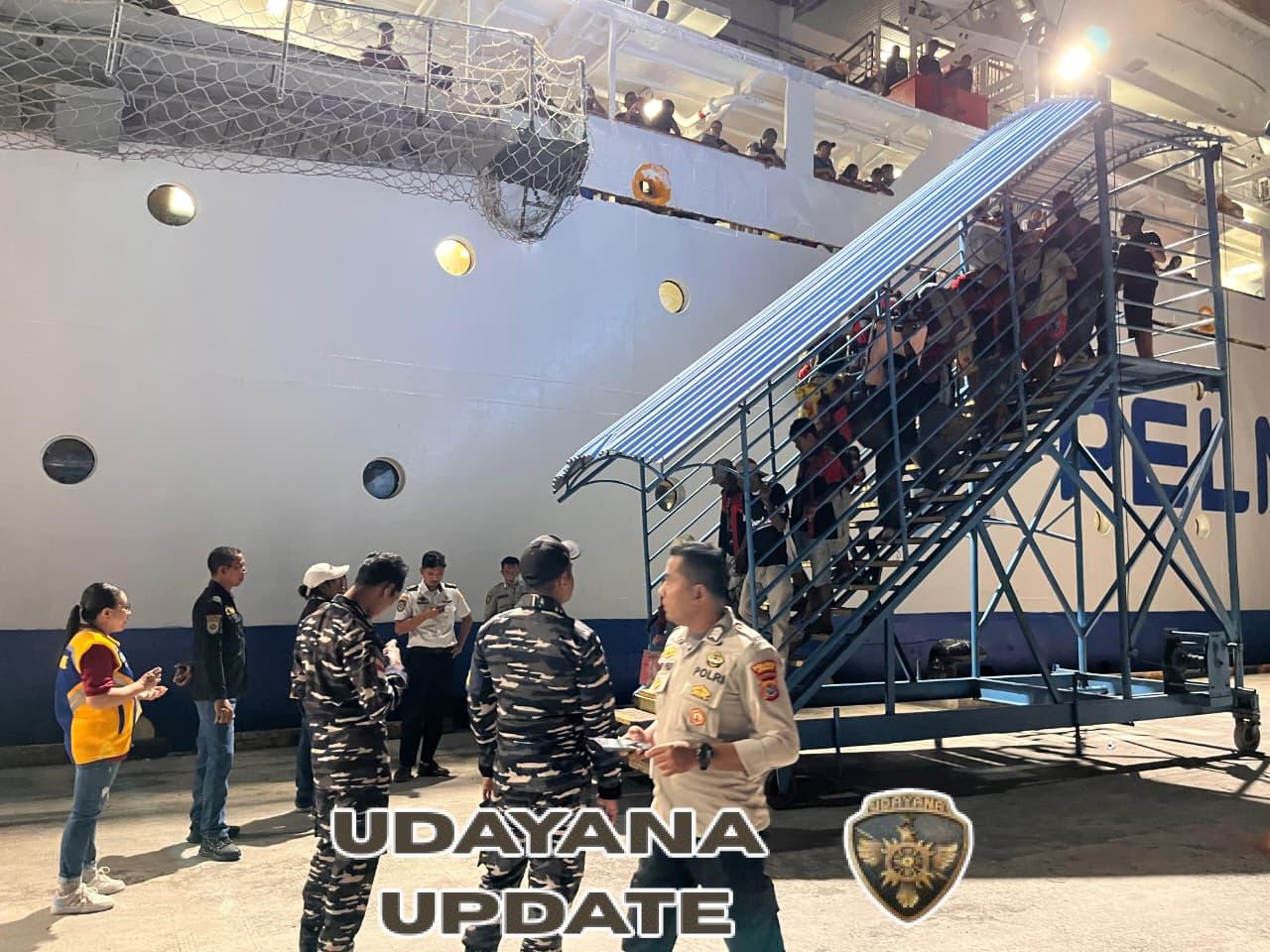 Pengamanan Babinsa Warnai Kedatangan KM SIRIMAU di Pelabuhan Lewoleba