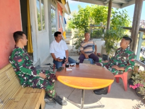 Pererat Hubungan dengan Warga, Babinsa Koramil 1624-03 Gelar Komsos di Tanah Merah