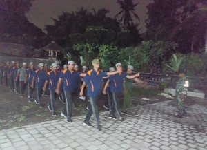 Babinsa Serda Fredik: Sat Linmas Desa Punggul Tingkatkan Disiplin dengan Pelatihan PBB