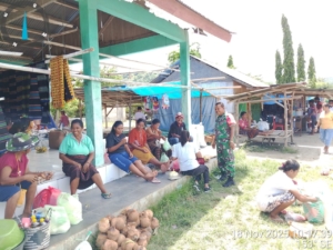 Komsos dan Pamwil Babinsa Ende: Masyarakat Tetap Waspada Cuaca dan Aman