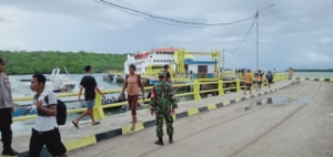 Babinsa Pantau Aktivitas Bongkar Muat di Pelabuhan ASDP Pantai Baru