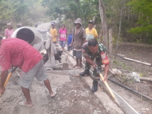 Babinsa Koramil 1618-02/Miobar Ajak Warga Desa Fatutasu Kerja Bakti Bangun Jalan Desa