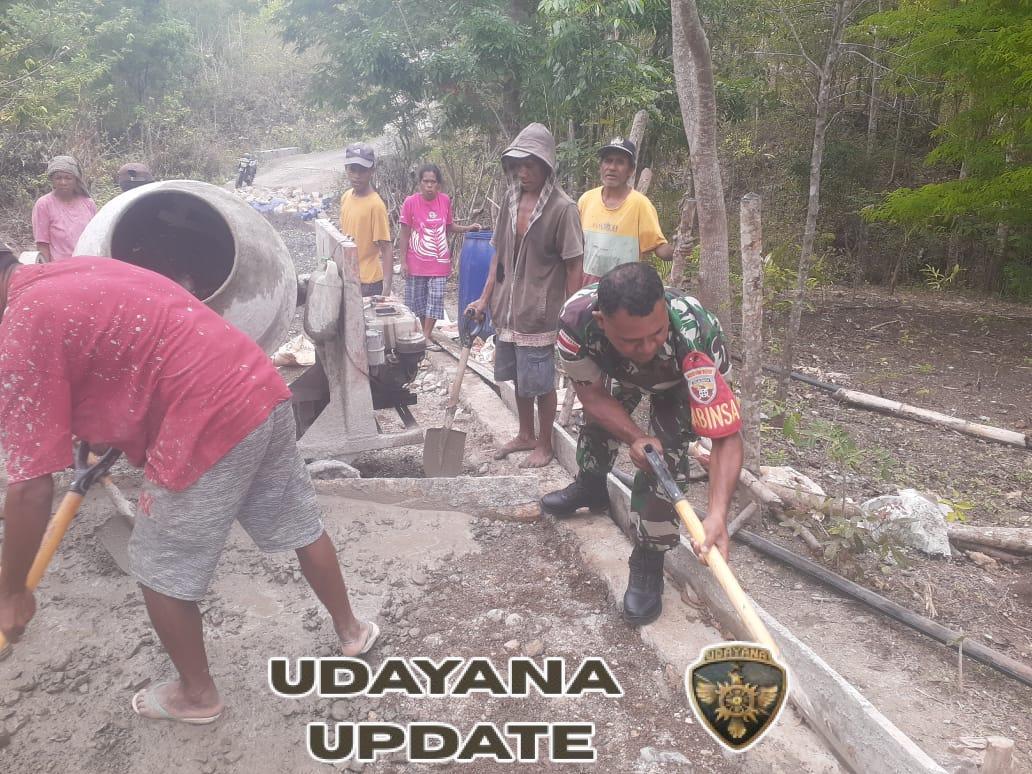 Babinsa Koramil 1618-02/Miobar Ajak Warga Desa Fatutasu Kerja Bakti Bangun Jalan Desa